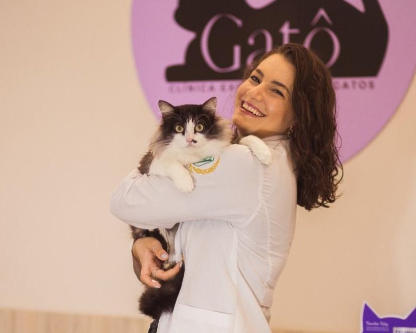 Veterinária da Clínica Gatô Arapongas com um paciente felino